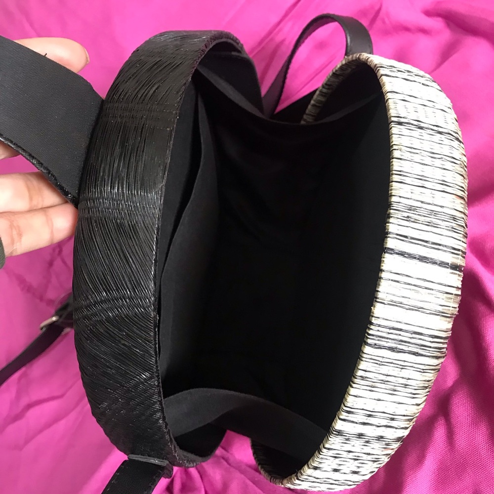 Unique round body bag (made of straw rattan) weave - Picture 2 of 6